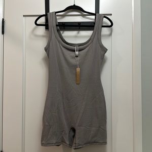 SKIMS COTTON RIB ONESIE - Smoke L